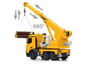 Žlutý jeřáb Liebherr s dřevěnými bloky.