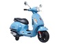 Modrý dětský skútr Vespa.