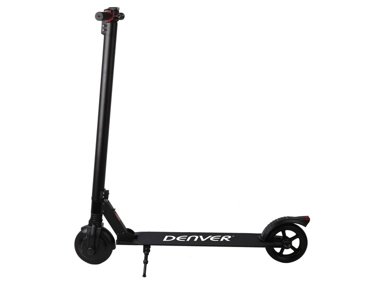 Černý elektrický skútr Denver.