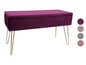 Fialová sametová lavice se zlatými nohami.