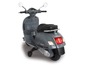 Elektrická dětská vespa v šedé barvě.