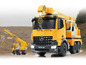 Dva žluté hrací jeřáby, Mercedes-Benz a Liebherr.