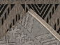 Detail koberce s geometrickým vzorem.