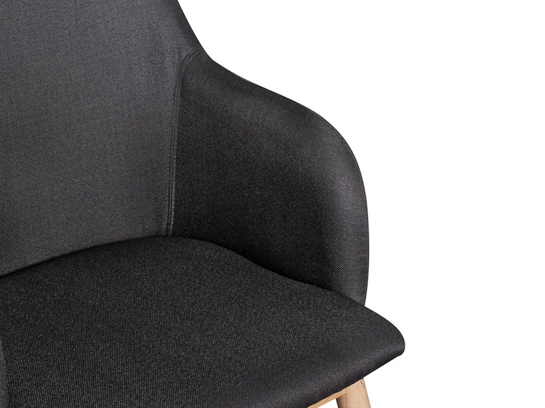 Detailní záběr na šedou židli s dřevěnými nohami.