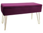 Fialová sametová lavice se zlatými nohami.