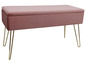 Růžová sametová lavička se zlatými nohami.