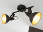 Černá stropní lampa se dvěma nastavitelnými světly.