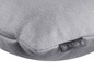Šedý polštář se zipem a značkou Magma.