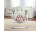 Dítě v houpací židli Fisher-Price s hračkami ve tvaru medvěda a sovy.