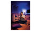 Žena používá telefon v obývacím pokoji s osvětlením Philips Hue.