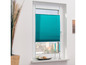 Tyrkysové plisované žaluzie v bílém okně
