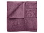 Skládaný fialový ručník.