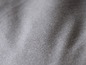 Detailní pohled na šedý, měkký materiál.