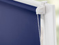 Tmavě modrá roleta s bílým řetězem