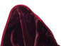 Část tmavě červené plyšové deky.