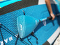 Modrý paddleboard Aqua Marina s pádlem.
