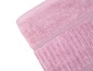 Růžový ručník s reliéfní strukturou.