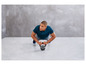 Muž dělá kliky s kettlebell.