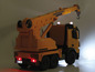 Žlutý hračkářský jeřáb s vysouvacím ramenem, značky Liebherr.