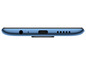 Spodní strana modrého smartphonu s USB-C portem, mikrofonem a reproduktory.