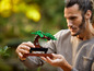 Muž drží v rukou LEGO Bonsai strom.