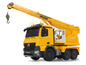 Žlutý jeřáb Liebherr s dlouhým ramenem