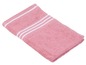 Růžový ručník s bílými pruhy.