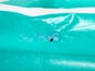 Turquoise nafukovací bazén s ventilem.