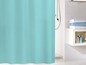 Světle modrá sprchová záclona v koupelně.