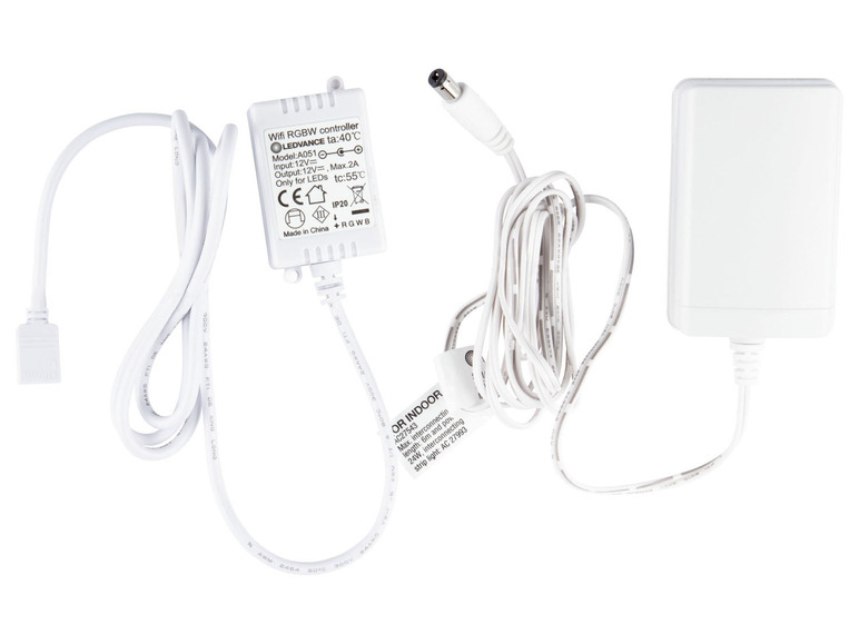 Bílý wifi RGBW ovladač LEDVANCE s napájecím adaptérem a kabelem.