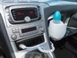 Auto s ohřívačem lahví Badabulle zapojeným do zapalovače cigaret.