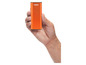 Oranžová powerbanka Zippo v ruce.