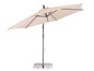 Slunečník v béžové barvě se šedým rámem a betonovou základnou.