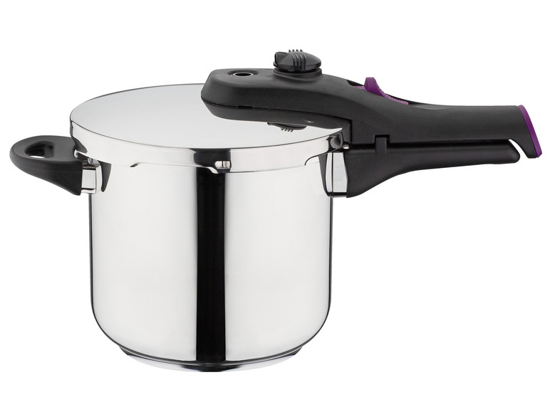 Nerezový tlakový hrnec s černými rukojetěmi.