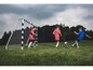 Chlapci hrají fotbal s brankou