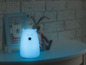 Modré noční světlo ve tvaru medvěda na bílém stole.