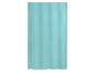 Světle modrá sprchová záclona.