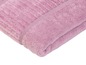 Růžový ručník složený na bílém pozadí.
