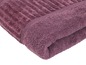 Fialový froté ručník složený.