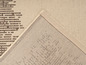 Detail béžového koberce s abstraktním vzorem.