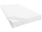Bílý chránič matrace na matraci.