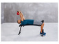 Muž cvičí s kettlebell na lavičce.