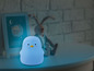 Modrý pinguíní noční lampička na stole.