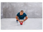 Muž dělá kliky s červenou kettlebell.