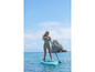 Žena pádluje na nafukovacím paddleboardu Aqua Marina.