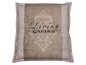Béžový polštář s potiskem 'Living Garden'.