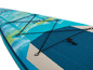 Modrý nafukovací paddleboard s bungee popruhy.