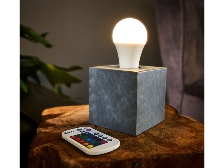 Šedá betonová lampa s LED žárovkou a dálkovým ovládáním.