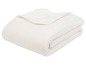 Bílá, měkká fleecová deka, složená.