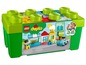 LEGO Duplo stavebnice s kostkami, autem a figurkami v přenosné krabici.